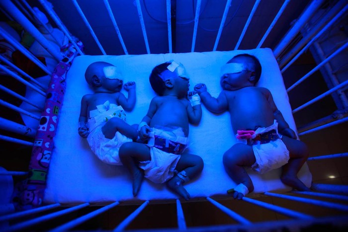 3 em bé nằm trong số những công dân 7 tỷ của thế giới ở Rawalpindi, Pakistan ngày 31/10/2011.